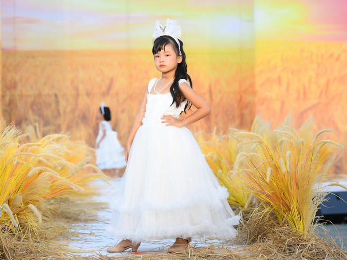 Có thể thấy, sàn diễn là sự kết hợp độc đáo của màu sắc và hiệu ứng hình ảnh. Một cánh đồng lúa rộng lớn được dựng lên tạo sự mênh mông, bát ngát, đường catwalk dài được trải rơm và khóm lúa. Tất cả tạo nên cảm giác thân quen, đồng quê, vừa hiện đại, nên thơ.  