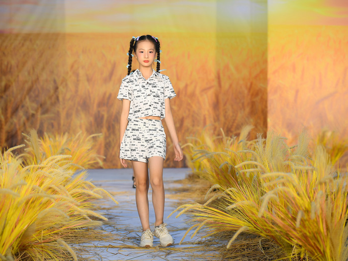 Nét trong trẻo, đáng yêu của các mẫu nhí khiến người xem mãn nhãn