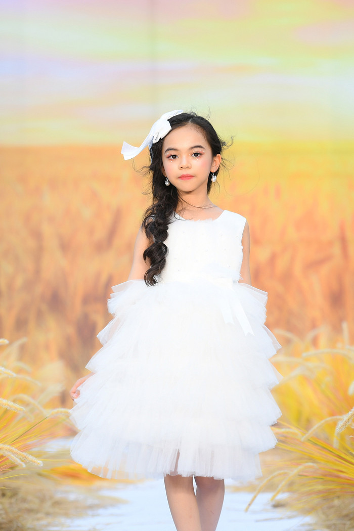 Với chủ đề “Hồn Nhiên”, các mẫu nhí đã mang đến màn trình diễn mãn nhãn, lan tỏa thông điệp nuôi dưỡng và phát triển vẻ đẹp trong trẻo, tự nhiên của tuổi thơ, phù hợp với lứa tuổi của các con.