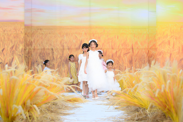 Show diễn thời trang với chủ đề “Hồn Nhiên” vừa diễn ra tại Hà Nội không chỉ tạo ra sân chơi bổ ích và trải nghiệm thực tế cho các mẫu nhí mà còn có giá trị nhắc nhở các bậc phụ huynh về định hướng phát triển, nuôi dưỡng tuổi thơ của các bé con.   