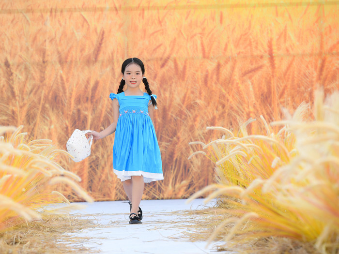 Gần 300 mẫu nhí hoá nàng thơ, tỏa sáng trên sàn diễn thơ mộng được ví như bộ tiểu thuyết “Ngôi nhà nhỏ trên thảo nguyên” - Tác giả Laura Ingall Wilder.  