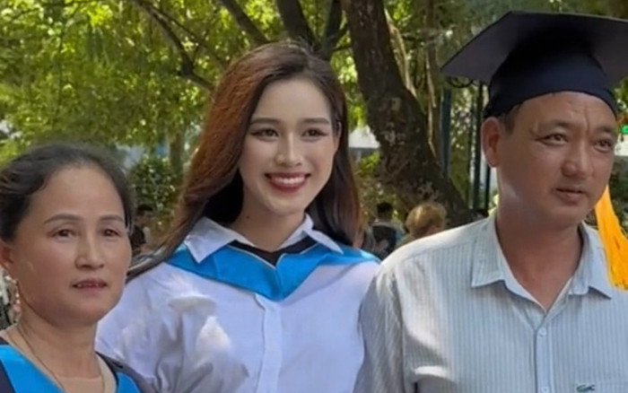 Bố mẹ Đỗ Thị Hà giản dị xuất hiện trong ngày đặc biệt, hãnh diện vì cô con gái diệu Ảnh 2