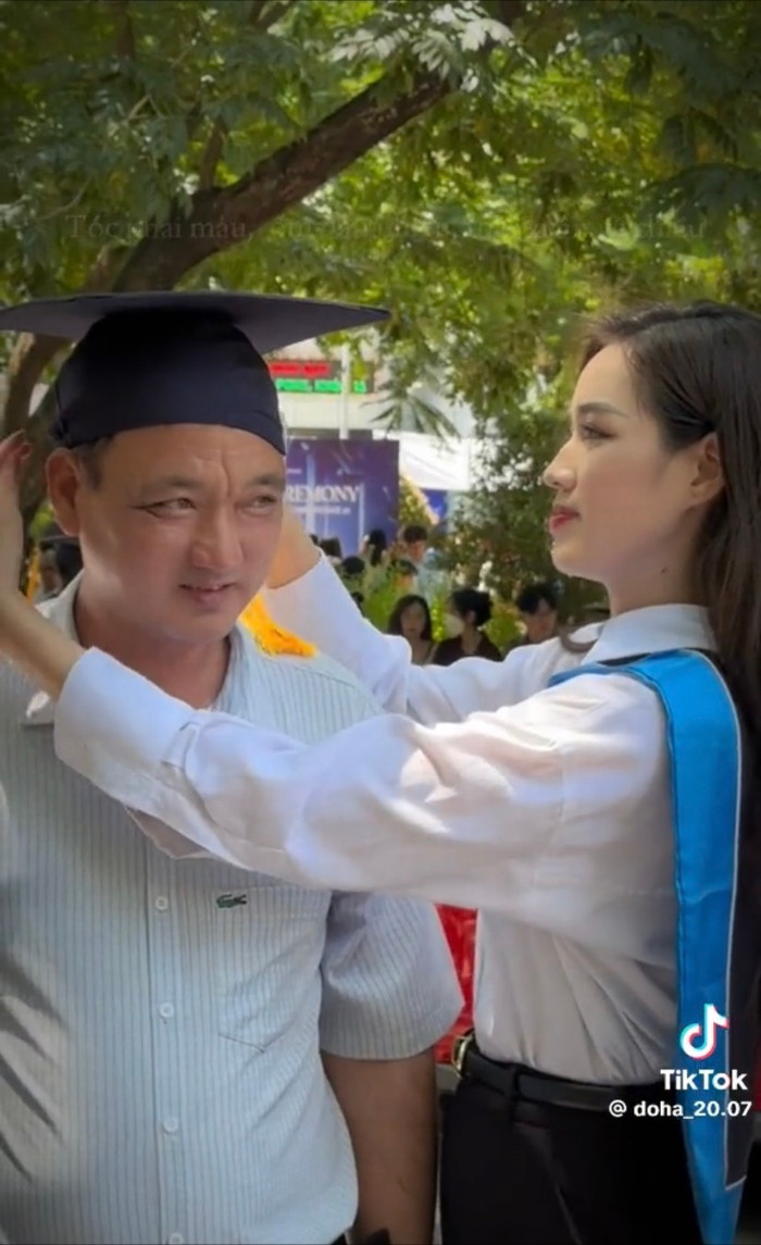  Bố mẹ Đỗ Thị Hà giản dị xuất hiện trong ngày đặc biệt, hãnh diện vì cô con gái diệu Ảnh 1