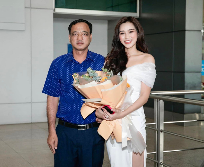  Bố mẹ Đỗ Thị Hà giản dị xuất hiện trong ngày đặc biệt, hãnh diện vì cô con gái diệu Ảnh 5