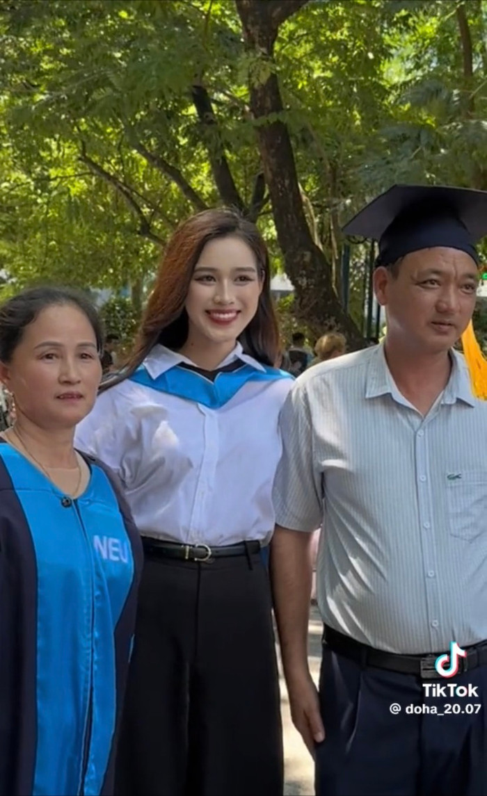 Bố mẹ Đỗ Thị Hà giản dị xuất hiện trong ngày đặc biệt, hãnh diện vì cô con gái diệu Ảnh 3