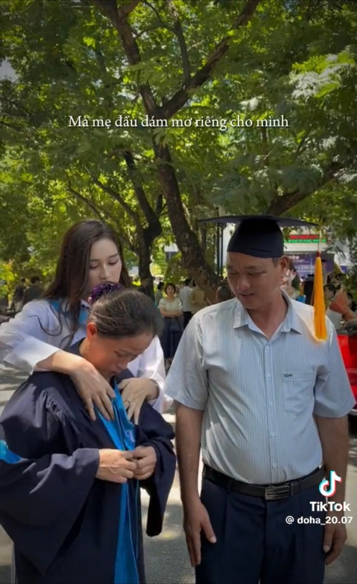  Bố mẹ Đỗ Thị Hà giản dị xuất hiện trong ngày đặc biệt, hãnh diện vì cô con gái diệu Ảnh 2
