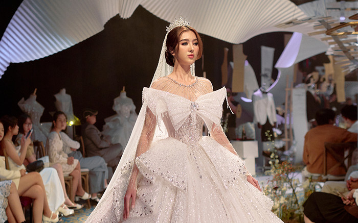 Vợ Hồ Quang Hiếu diện váy cưới lộng lẫy khiến khán giả tròn xoe mắt Ảnh 2