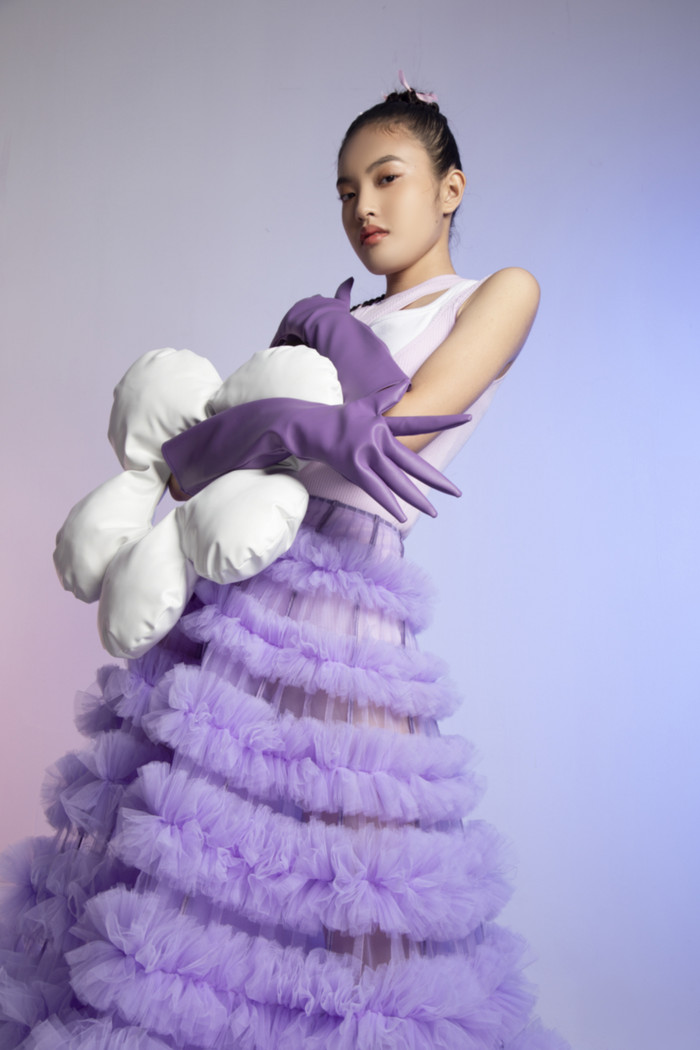 Nàng mẫu nhí này được siêu mẫu Xuân Lan đào tạo khoảng 1 năm gần đây và từng xuất hiện tại nhiều sàn diễn lớn như: Vietnam Junior Fashion Week 2022, Gala chào Xuân 2023...