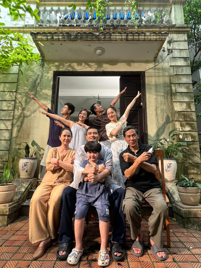 Quang Sự và dàn cast Gia Đình Mình Vui Bất Thình: NSND Bùi Bài Bình, NSND Lan Hương, Lan Phương, Doãn Quốc Đam, Thanh Sơn, Khả Ngân, bé Gia Nghĩa.