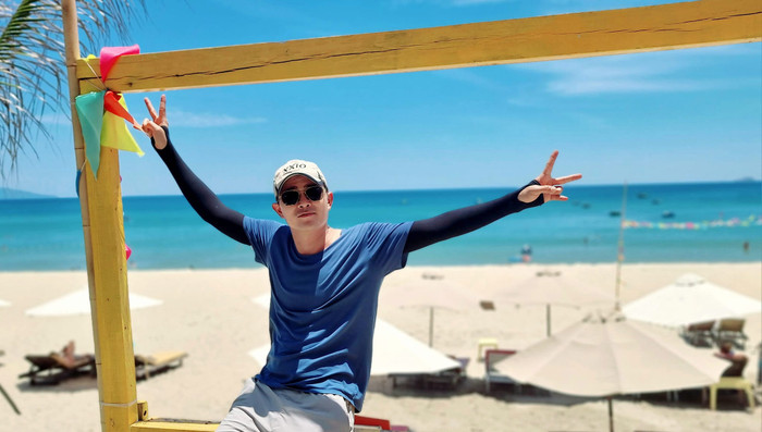 Quang Sự đi du lịch xuyên Việt sau khi hết vai trong Gia Đình Mình Vui Bất Thình Lình.