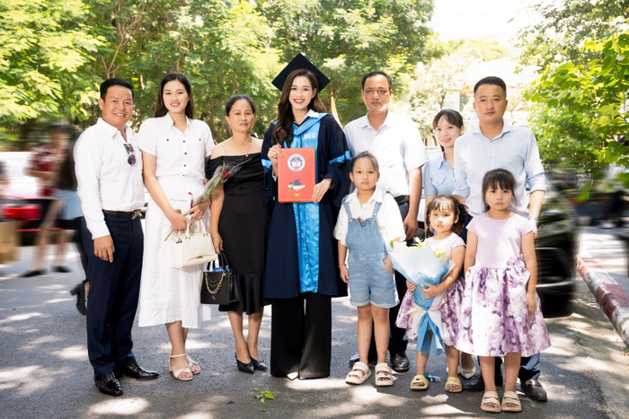 Trong buổi lễ của người đẹp còn có sự xuất hiện của cả gia đình gồm ba mẹ, anh chị và bạn bè. 