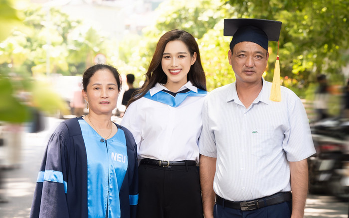 Hoa hậu Đỗ Thị Hà có cử chỉ gây xúc động với ba mẹ nhân ngày tốt nghiệp Ảnh 2