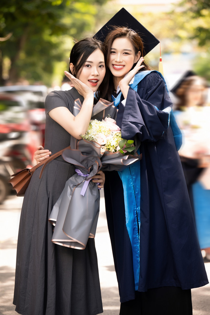 Á hậu 1 Hoa hậu Việt Nam 2022 - Trịnh Thùy Linh cũng có mặt để chung vui cùng đàn chị đồng hương. Hai người đẹp quê Thanh Hóa được dịp đọ sắc chung khung hình. 