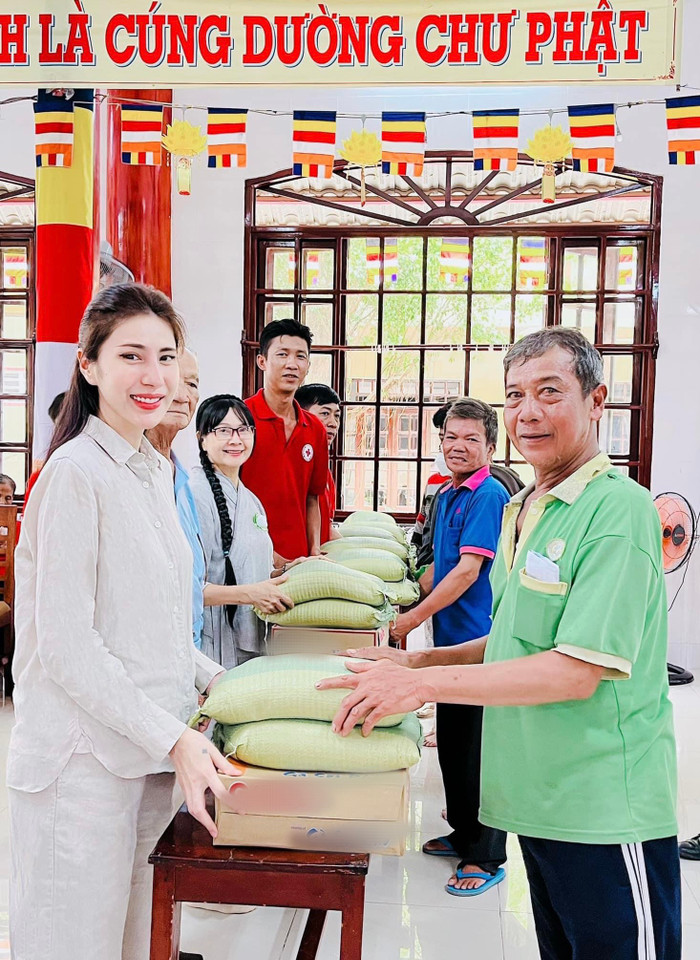  Thủy Tiên lộ diện trong chuyến đi từ thiện mùa Vu Lan, vẻ ngoài khác lạ thấy rõ Ảnh 1