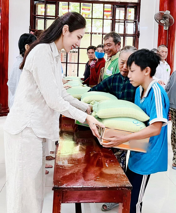  Thủy Tiên lộ diện trong chuyến đi từ thiện mùa Vu Lan, vẻ ngoài khác lạ thấy rõ Ảnh 2