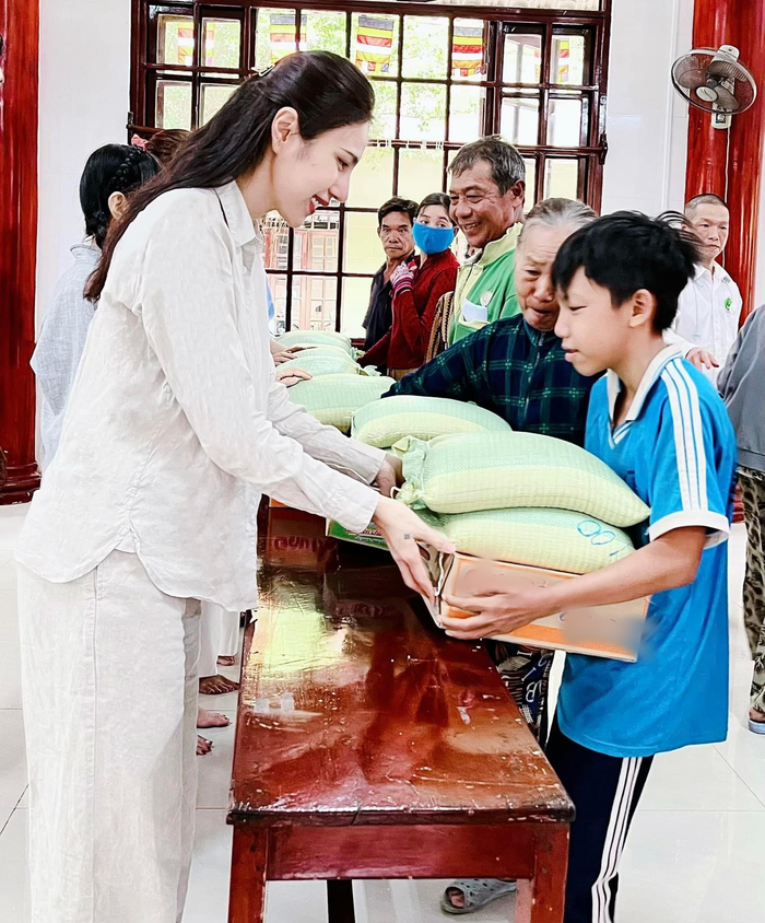 Thủy Tiên lộ diện trong chuyến đi từ thiện mùa Vu Lan, vẻ ngoài khác lạ thấy rõ Ảnh 2