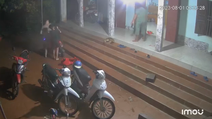 Con trai khóc xé lòng khi bố mẹ rời quê mưu sinh: 'Con không cần ăn nhiều nữa' Ảnh 2