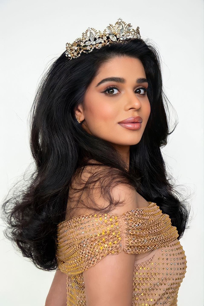 Đây cũng là lần đầu tiên quốc gia này cử đại diện đến với cuộc thi Hoa hậu Quốc tế. Misbah Arshad năm nay 26 tuổi, là một nhà tâm lý học, sở hữu gương mặt sáng, đôi mắt hút hồn. 