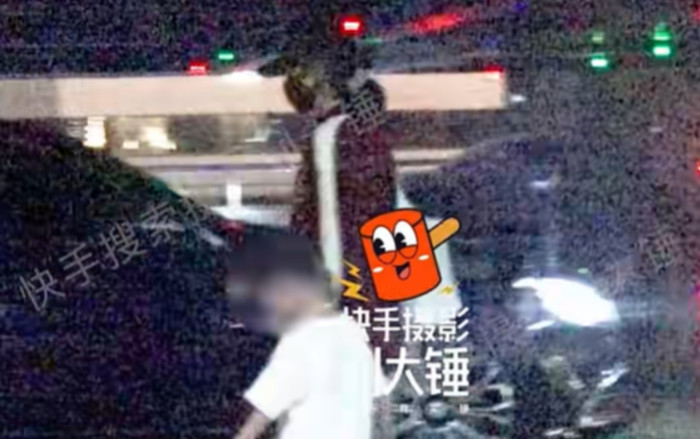 Triệu Lệ Dĩnh ăn vận kín mít, bí mật đưa quý tử đi chơi ở chốn đông người Ảnh 2