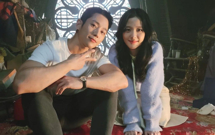 Vừa chúc phúc Jisoo, Jung Hae In 'trượt tay' có hành động gây chú ý Ảnh 2