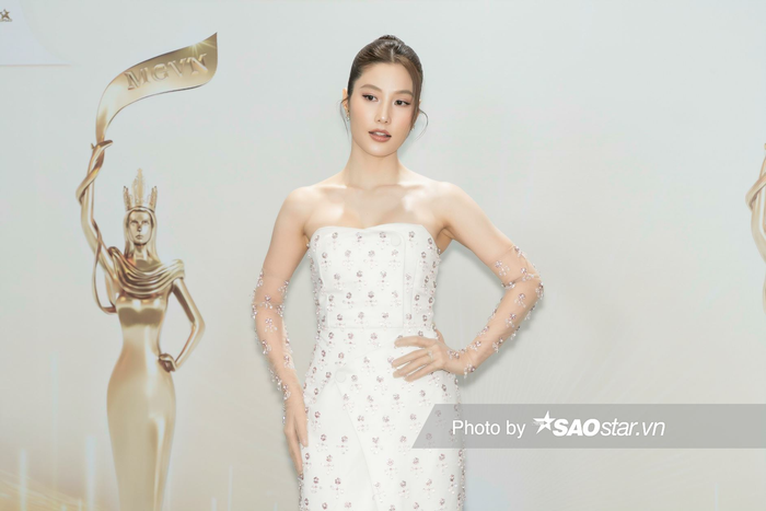 Diễn viên Diễm My có mặt tại thảm đỏ với diện mạo tinh khôi không kém phần sang chảnh. Cô sẽ là một trong những giám khảo quyền lực của Miss Grand Vietnam 2023. 