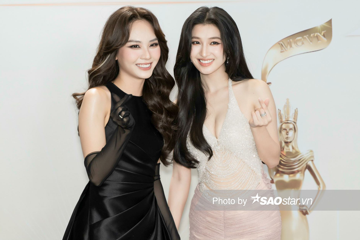 Còn Phương Nhi vẫn chuộng tông màu ngọt ngào. Cô chọn mẫu đầm cổ yếm khoe được vòng 1 căng đầy. Các chuỗi đá đan nhau làm xuyên thấu 'nhẹ' vòng eo 57 cm của mỹ nhân xứ Thanh. 