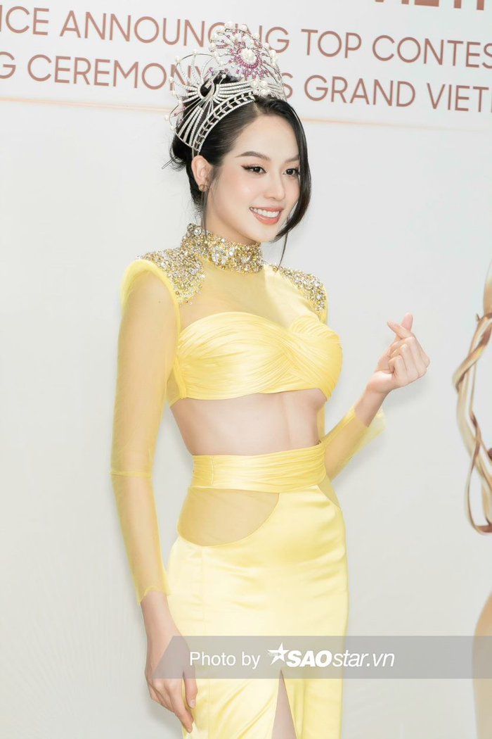 Hoa hậu Việt Nam 2022 - Thanh Thuỷ thăng hạng nhan sắc thấy rõ sau 8 tháng đăng quang. Người đẹp diện thiết kế màu vàng khoe triệt để vòng eo con kiến. 