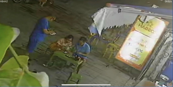 Cặp đôi ngồi ở phía xa camera nên không thể ghi rõ mặt