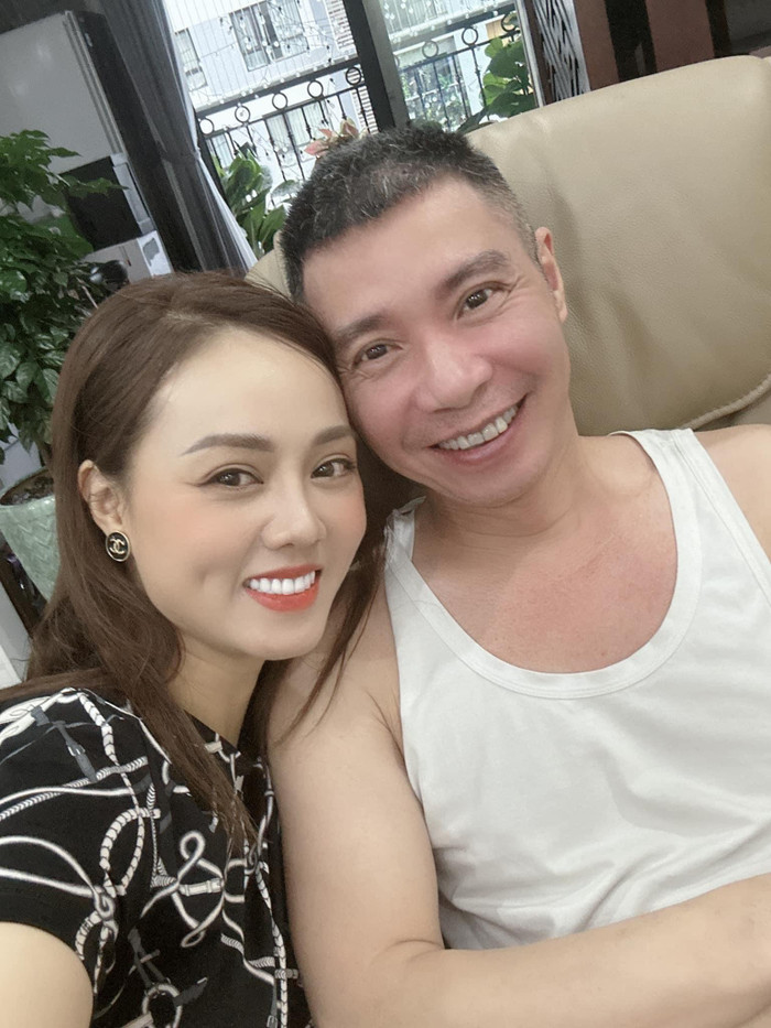 Trong thời gian NSND Công Lý điều trị bệnh, Ngọc Hà liên tục túc trực bên cạnh để chăm sóc, động viên ông xã.