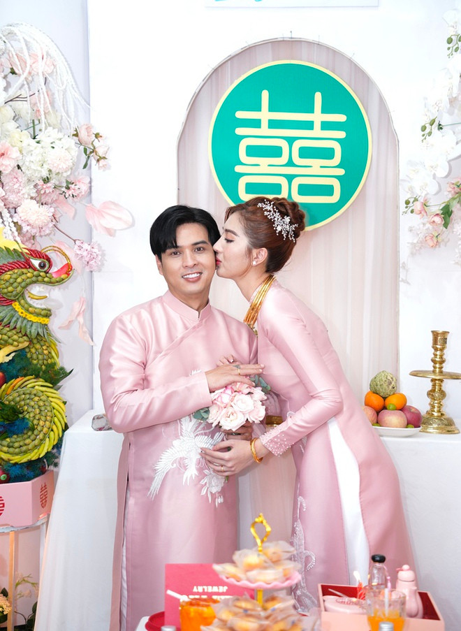 Mỗi lần 'khoá môi', Tuệ Như phải cúi đầu xuống. 