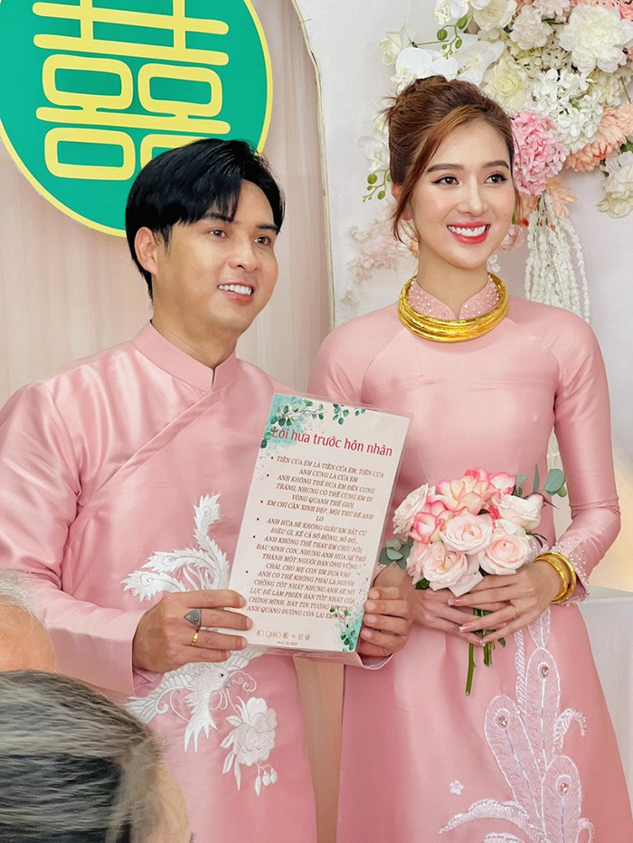 Sở hữu chiều cao ấn tượng, đứng chung khung hình với Hồ Quang Hiếu, Tuệ Như để lộ chênh lệch chiều cao rõ. 