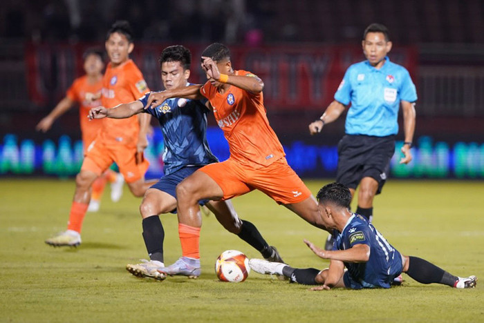 Lucao nghỉ trận Đà Nẵng và SLNA do nhận đủ ba thẻ vàng. Ảnh: VPF