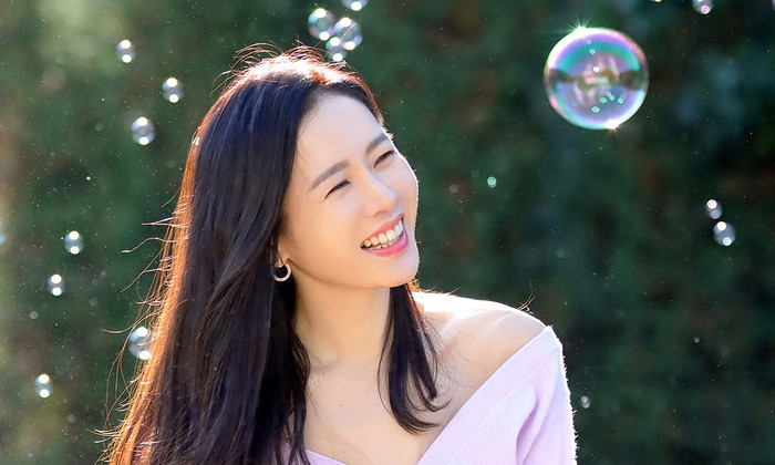 Mỗi lần xuất hiện, Son Ye Jin đều gây bất ngờ với diện mạo rạng rỡ, 'lão hoá ngược'. (Ảnh tổng hợp)