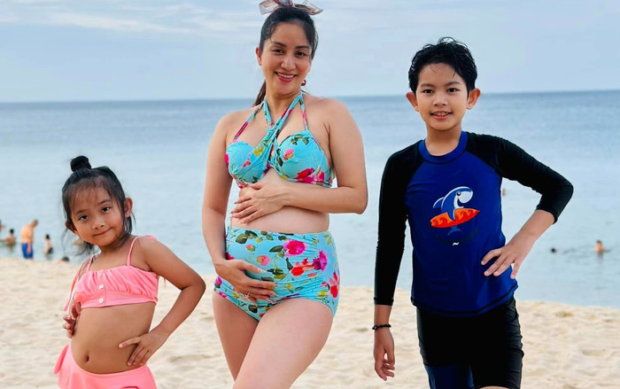 Mẹ bầu Khánh Thi diện bikini cùng 2 con đi biển, nhắn gửi ngọt xớt đến Phan Hiển Ảnh 2