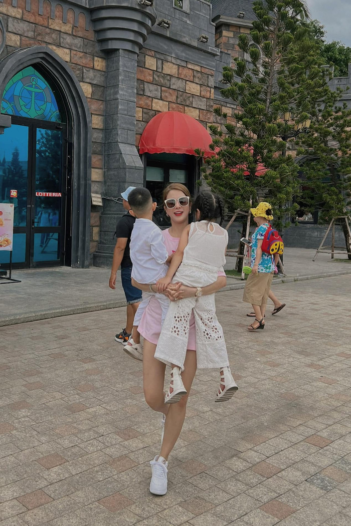 Cả Diệp Lâm Anh và thiếu gia Nghiêm Đức đều mong muốn dành quyền chăm sóc hai con. 