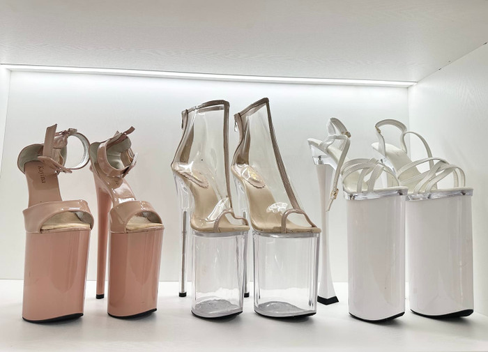 Ba đôi giày của Hòa Minzy được cư dân mạng ví von như 'cà kheo' bởi phần đế dày cộm