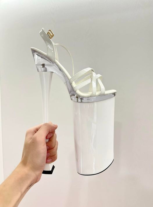 Đôi giày với phần đế cao vượt ngoài sức tưởng tượng của Hòa Minzy làm cho Đức Phúc vô cùng hoang mang