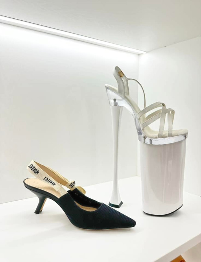 Hai đôi giày 'khác một trời một vực' của Hòa Minzy tiếp tục làm cho Đức Phúc bất ngờ: 'Tôi như lịm đi lần hai khi đặt chiếc giày chị đi thường ngày cạnh vật thể lạ này'