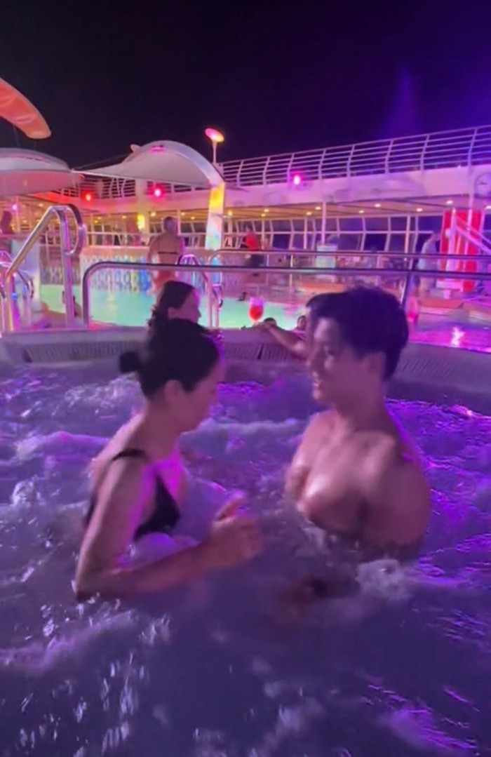 Không ngại hình tượng, Lệ Quyên - Lâm Bảo Châu vô tư lắc lư trong bồn tắm Ảnh 1