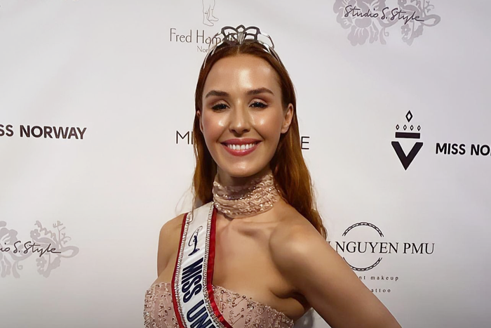 Julie Marie Tollefsen là Hoa hậu Hoàn vũ Na Uy 2023. Cô vừa lên ngôi tôi 5/8.