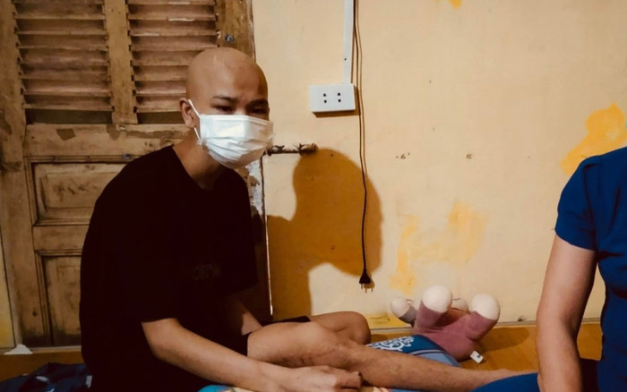 Rơi nước mắt người bố ung thư muốn duy trì sự sống đến ngày tốt nghiệp con trai Ảnh 2