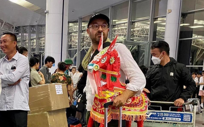 Khách Tây không thể mang ngựa vàng mã về nước, dân mạng nhắn tin tặng con khác Ảnh 2