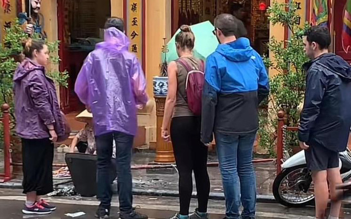 Khách Tây lần đầu thấy 'hoá vàng' tiền âm phủ, bày tỏ ngạc nhiên 'sao giàu thế?' Ảnh 2