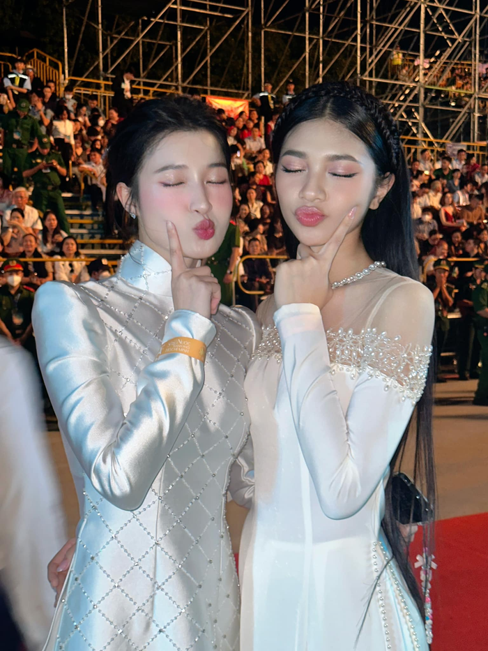 Trong khi, cô chị Phương Nhi diện kiểu áo dài bằng vải satin mờ được đính đá sang chảnh, thì cô em Minh Kiên lại nền nã với áo dài lụa nền nã đậm chất Việt. Cả hai đều là Á hậu 2 Miss World Vietnam, Phương Nhi vừa trao lại vương miện cho Minh Kiên cuối tháng 7 vừa qua. 