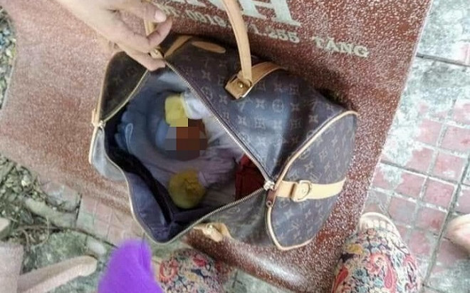 Xót xa bé trai sơ sinh còn nguyên dây rốn bị bỏ rơi, nằm trơ vơ trên ghế đá Ảnh 2