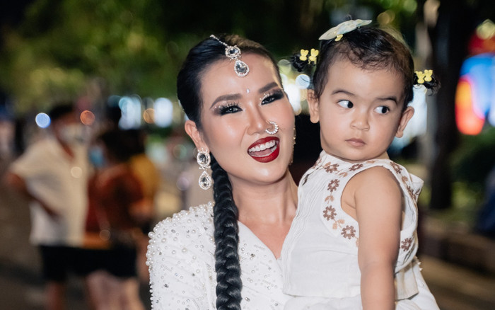 Con gái lai Ấn Độ nhà Võ Hạ Trâm trổ tài hát tiếng Việt khiến dân mạng 'lụi tim' Ảnh 2