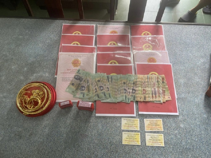 Tang vật liên quan vụ án. Ảnh: Tuổi Trẻ Online