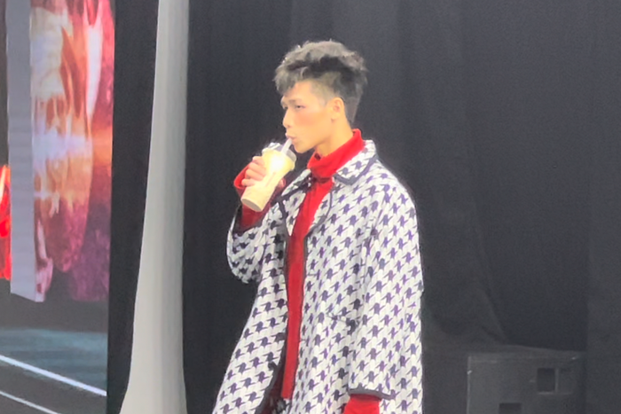 Kình ngư Nguyễn Hữu Kim Sơn đã trở thành cái tên tiếp theo của thể thao Việt Nam xuất hiện trên sàn catwalk.