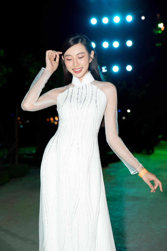 Nàng Hậu được netizen ngưỡng mộ khi sở hữu tài sắc vẹn toàn.