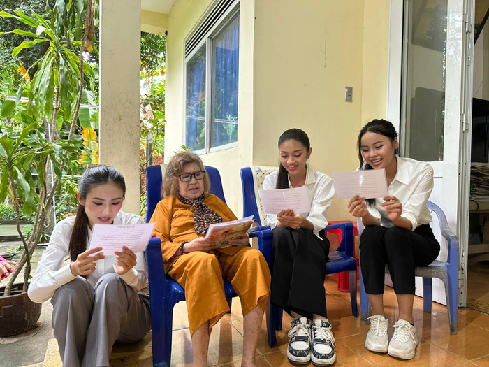 Cho đến nay, chuyến đi từ thiện của Ý Nhi và hai tân Á hậu chính là lịch trình duy nhất được phía công ty quản lý công bố hình ảnh rộng rãi khi ồn ào của tân Hoa hậu mới bắt đầu xuất hiện ở khắp diễn đàn lớn nhỏ